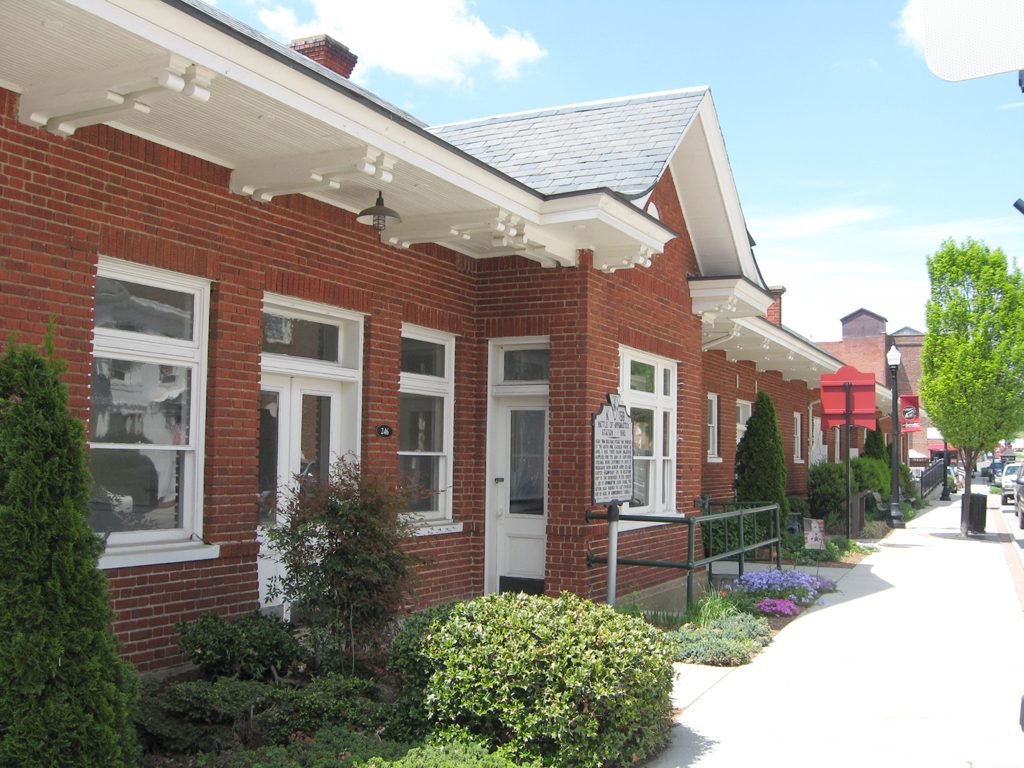 Former train station at Appomattox, Virginia, with the Battle of Appomattox Station K159 Virginia historical marker